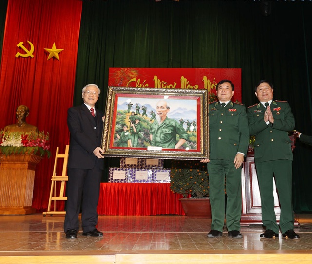 Tổng Bí thư: Bộ đội Biên phòng cần giữ vững vai trò nòng cốt trong bảo vệ chủ quyền, an ninh biên giới - 2
Tổng Bí thư Nguyễn Phú Trọng tặng bức tranh Bác Hồ cho cán bộ, chiến sĩ Bộ Tư lệnh Bộ đội biên phòng. Ảnh: Trí Dũng – TTXVN