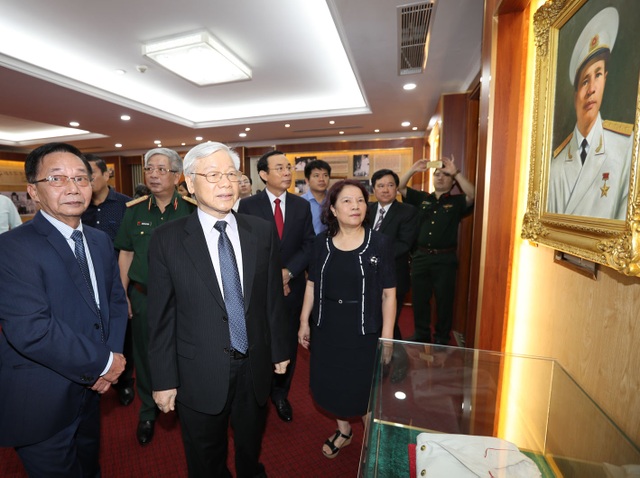 Tổng Bí thư thắp hương tưởng niệm Đại tướng Nguyễn Chí Thanh - 2
Tổng Bí thư Nguyễn Phú Trọng thăm Nhà tưởng niệm Đại tướng Nguyễn Chí Thanh. Ảnh: Trí Dũng – TTXVN