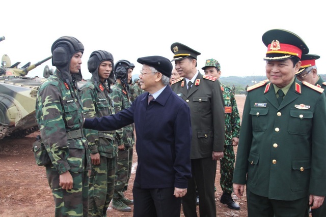 Tổng Bí thư Nguyễn Phú Trọng: Quân đội luôn là lực lượng nòng cốt đi đầu - 2
Tổng Bí thư Nguyễn Phú Trọng, Bí thư Quân ủy Trung ương với cán bộ , chiến sĩ tham gia huấn luyện, sẵn sàng chiến đấu. (Ảnh TTXVN phát)