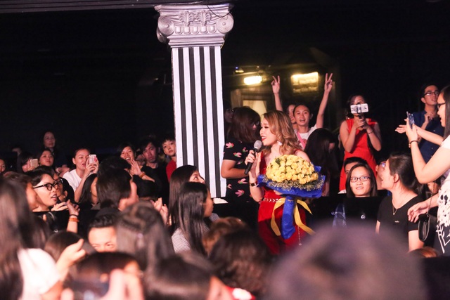 Mỹ Tâm thừa nhận đang yêu, sẽ kết hôn trong năm 2019 - 9 Trong phần giao lưu, Mỹ Tâm đã xuống từng hàng ghế để bắt tay với khán giả trong đêm nhạc. Học trò Đức Phúc cũng có mặt dưới hàng ghế khán giả cổ vũ cho thầy của mình, Mỹ Tâm đã đưa micro cho anh để hát với cô một đoạn trong ca khúc “Ước gì”.