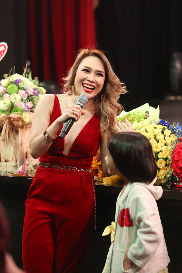 Mỹ Tâm thừa nhận đang yêu, sẽ kết hôn trong năm 2019 - 11 Trong đêm nhạc của Mỹ Tâm còn có những khán giả nhỏ tuổi rất đáng yêu khiến nữ ca sĩ vô cùng hào hứng