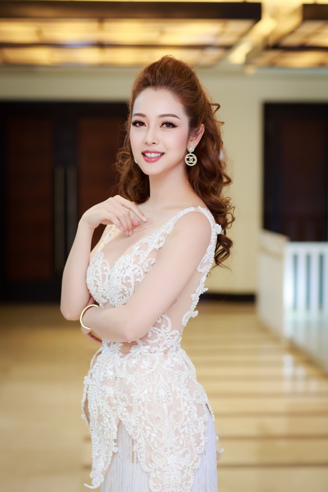 Dù bị chê “thảm hoạ”, Jennifer Phạm vẫn tự tin làm ca sỹ - 6 Thiêu đốt mọi ánh nhìn dù đã là bà mẹ của 3 con.