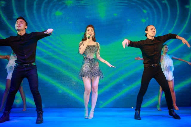 Dù bị chê “thảm hoạ”, Jennifer Phạm vẫn tự tin làm ca sỹ - 3 Người đẹp tự tin khoa giọng hát dù từng bị chê là thảm hoạ.