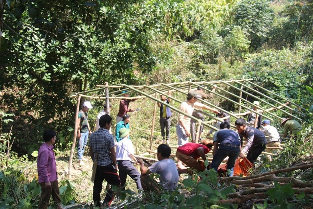 Hơn 500 người gian nan khoét núi mở đường vào bản - 1
Dựng lán trại, nấu ăn giữa rừng thiêng nước độc, phục vụ cho chiến dịch khoét núi mở đường vào bản.