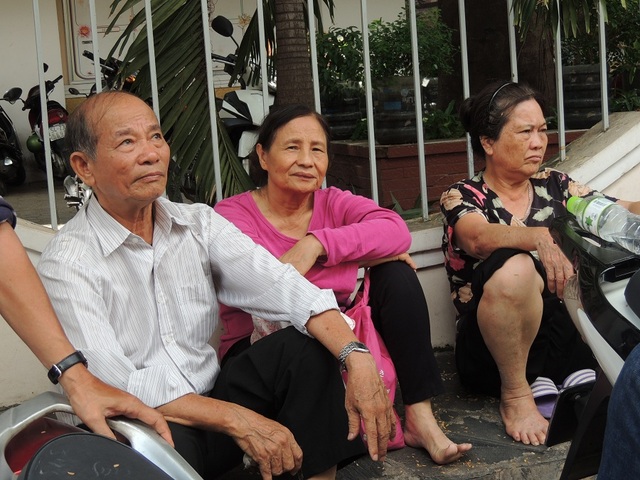 “Cả nhà nói con phải vào bằng được Trường Trần Đại Nghĩa” - 1 Ông bà nội ngoại ở các quận huyện TPHCM đưa cháu đi khảo sát năng lực vào lớp 6 Trần Đại Nghĩa. Ông Hoàng Văn Kim, có cháu học Trường tiểu học Nguyễn Đình Chiểu, Bình Thạnh cho hay mình có nhiệm vụ đưa đón cháu đi học, chở cháu đi học thêm nhiều trung tâm từ năm cháu lớp 4. Cháu của các bà bên cạnh cũng học thêm rất nhiều nơi.