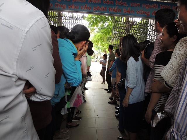 “Cả nhà nói con phải vào bằng được Trường Trần Đại Nghĩa” - 2 Cảnh ngoài trường thi, phụ huynh còn căng thẳng hơn cả thí sinh.