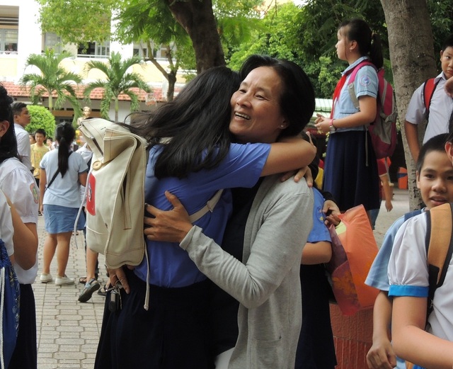 “Cả nhà nói con phải vào bằng được Trường Trần Đại Nghĩa” - 3
Một nữ sinh vui mừng ôm chầm lấy mẹ sau buổi khảo sát.