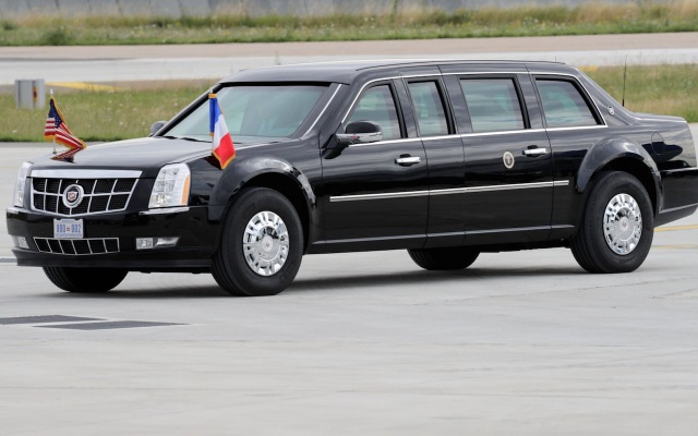 Xe bọc thép của Tổng thống Mỹ vẫn chưa hoàn thiện - 1
Chiếc Cadillac One chở Tổng thống Donald Trump trong chuyến thăm Pháp hồi tháng 7 vẫn là bản cũ (Ảnh: AFP)