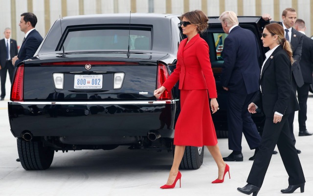Xe bọc thép của Tổng thống Mỹ vẫn chưa hoàn thiện - 2
Tổng thống Donald Trump và Đệ nhất phu nhân Melania (áo đỏ) lập tức lên xe sau khi chuyên cơ Air Force One đáp xuống sân bay Orly ở phía nam Paris (Ảnh: AFP)