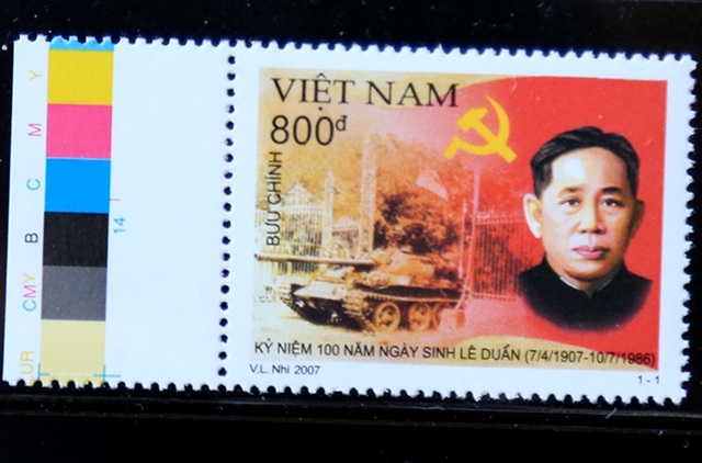 Dấu ấn ngày Giải phóng miền Nam trên những con tem Bưu chính - 6 Hình ảnh chiếc xe tăng của Bộ đội Cụ Hồ tiến vào Dinh Độc lập ngày 30/4/1975 tiếp tục được tái hiện trên mẫu tem “Kỷ niệm 100 năm Ngày sinh cố Tổng Bí thư Lê Duẩn (7/4/1907 - 10/7/1986)”, phát hành ngày 7/4/2007, do họa sĩ Võ Lương Nhi thiết kế.