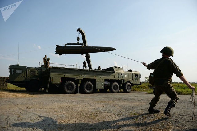 Hệ thống tên lửa đạn đạo chiến thuật Iskander-M được chuẩn bị tại Diễn đàn Kỹ thuật Quân sự Quốc tế ARMY-2017 ở vùng Sverdlovsk.
