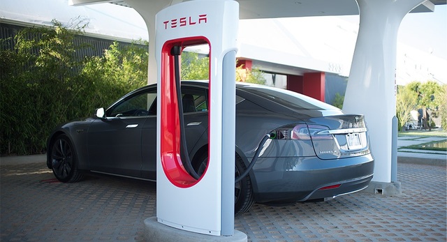 Tesla muốn phát triển hệ thống sạc chung với các hãng xe khác - 1