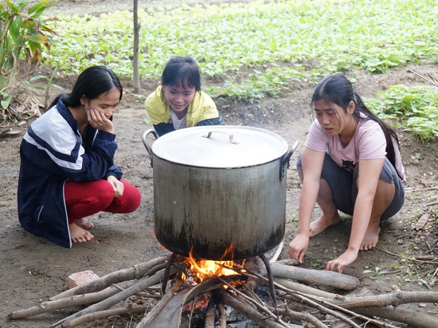 Tết ấm áp ở Làng trẻ em SOS - 8 Những nồi bánh chưng đã đỏ lửa ở Làng trẻ em SOS Nghệ An.