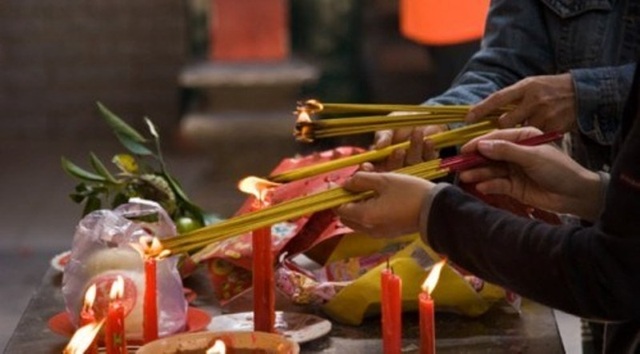 Cúng Rằm tháng Giêng và những điều không phải ai cũng biết - 2
Ngày Rằm tháng Giêng, nhiều người thường đi chùa để cầu bình an.