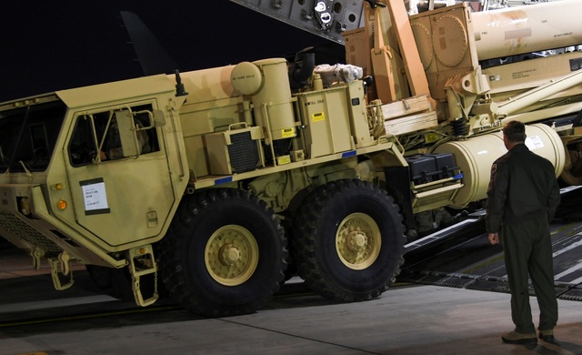 Vì sao Trung Quốc một mực phản đối triển khai hệ thống tên lửa THAAD? - 3 Một phần của hệ thống THAAD đã được chuyển tới căn cứ không quân Osan tại Hàn Quốc hôm 7/3 (Ảnh: Reuters)