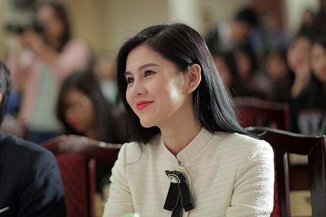 Điệu múa hút hồn của nữ sinh mang tên loài hoa Thạch Thảo - 10
Nữ diễn viên “Người phán xử” Thu Hoài chăm chú theo dõi phần thi của các thí sinh trên hàng ghế giám khảo.