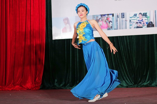 Điệu múa hút hồn của nữ sinh mang tên loài hoa Thạch Thảo - 2 Điệu múa hút hồn của nữ sinh mang tên loài hoa Thạch Thảo - 2