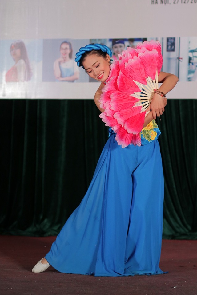 Điệu múa hút hồn của nữ sinh mang tên loài hoa Thạch Thảo - 3
Trang phục, phụ kiện được đầu tư kĩ lưỡng, Thạch Thảo thu hút mọi ánh nhìn tại cuộc thi.