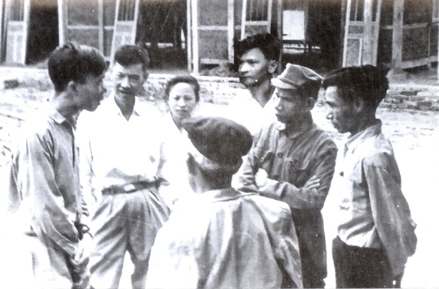 Nhà nghiên cứu Thái Kim Đỉnh: “Người đi cùng dân gian!” - 2 Khi còn trẻ nhà nghiên cứu Thái Kim Đỉnh (ngoài cùng bên phải) kinh qua nhiều vị trí: Ban liên lạc Bắc Trung bộ, Bưu điện Liên khu 4, Công đoàn, Thanh niên Việt Nam huyện, Hội đồng cung cấp Trung Lào, Công trường Đê La Giang, cán bộ Ty tuyên truyền... (ảnh tư liệu)