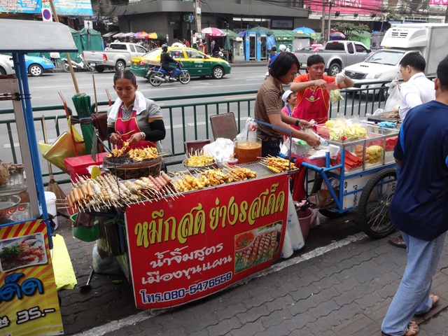 Những quán hàng rong trên vỉa hè đã trở thành một phần không thể thiếu trong ẩm thực Thái