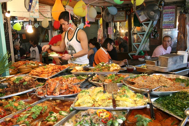 Bangkok sẽ cấm bán hàng rong vỉa hè vào cuối năm nay - 2 Ẩm thực đường phố Thái nhiều lần được các tạp chí du lịch quốc tế vinh danh