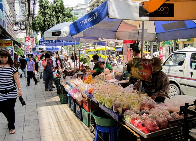 Bangkok sẽ cấm bán hàng rong vỉa hè vào cuối năm nay - 3 Sắp tới đây, những gánh hàng rong sẽ không còn xuất hiện trên đường phố Bangkok vì chiến dịch đòi lại vỉa hè
