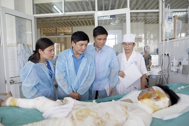 Vụ cháy xưởng bánh kẹo Hoài Đức: Hỗ trợ các nạn nhân gần 100 triệu đồng - 1 Chủ tịch Tổng Liên đoàn Lao động Việt Nam cùng đoàn công tác vào viện hỏi thăm, động viên nạn nhân vụ cháy ở Hoài Đức