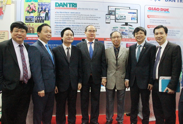 “Nhà báo viết về các hiện tượng tiêu cực, tham nhũng sẽ không cô đơn” - 1
Ủy viên Bộ Chính trị, Chủ tịch Ủy ban Trung ương Mặt trận Tổ quốc Việt Nam Nguyễn Thiện Nhân (giữa), Bộ trưởng Bộ Tài Nguyên và Môi trường Trần Hồng Hà, Bộ trưởng Bộ Giáo dục và Đào tạo Phùng Xuân Nhạ, TGĐ Đài Tiếng nói Việt Nam Nguyễn Thế Kỷ, Phó Chủ tịch Thường trực Hội Nhà báo Việt Nam Hồ Quang Lợi, Tổng Biên tập Báo Dân trí Phạm Huy Hoàn, Tổng Biên tập Tạp chí Mặt trận Tổ quốc Việt Nam Vũ Văn Tiến chụp ảnh lưu niệm tại gian trưng bày của Báo Dân trí ở Hội Báo toàn quốc 2017, sáng 19/3.