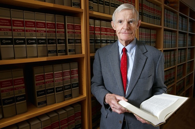 3 thẩm phán quyết định số phận sắc lệnh di trú của ông Trump - 2
Thẩm phán William Canby. (Ảnh: The Seattles)