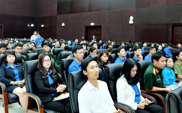 Lãnh đạo thành phố đối thoại với thanh niên về khởi nghiệp - 2 Hàng trăm đoàn viên, thanh niên Đà Nẵng tham gia buổi đối thoại