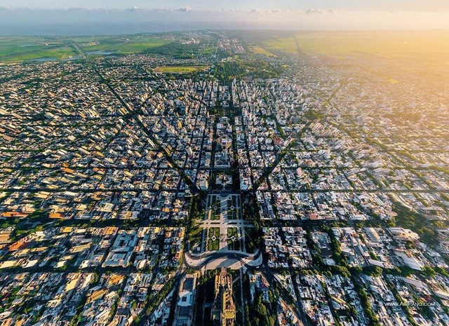 Vẻ đẹp chưa từng được khám phá của những đô thị nhìn từ trên cao - 8 Buenos Aires là thủ đô và là thành phố lớn nhất và cảng lớn nhất của Argentina. Thành phố tọa lạc bên bờ nam của Río de la Plata, duyên hải đông nam của Nam Mỹ, đối diện với Colonia del Sacramento, Uruguay,
