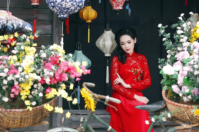 “Hot girl dao kéo” khoe vẻ đẹp mỹ miều trong tà áo dài dân tộc - 17 “Hot girl dao kéo” khoe vẻ đẹp mỹ miều trong tà áo dài dân tộc - 17