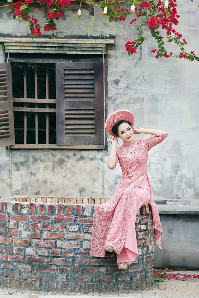 “Hot girl dao kéo” khoe vẻ đẹp mỹ miều trong tà áo dài dân tộc - 5 “Hot girl dao kéo” khoe vẻ đẹp mỹ miều trong tà áo dài dân tộc - 5