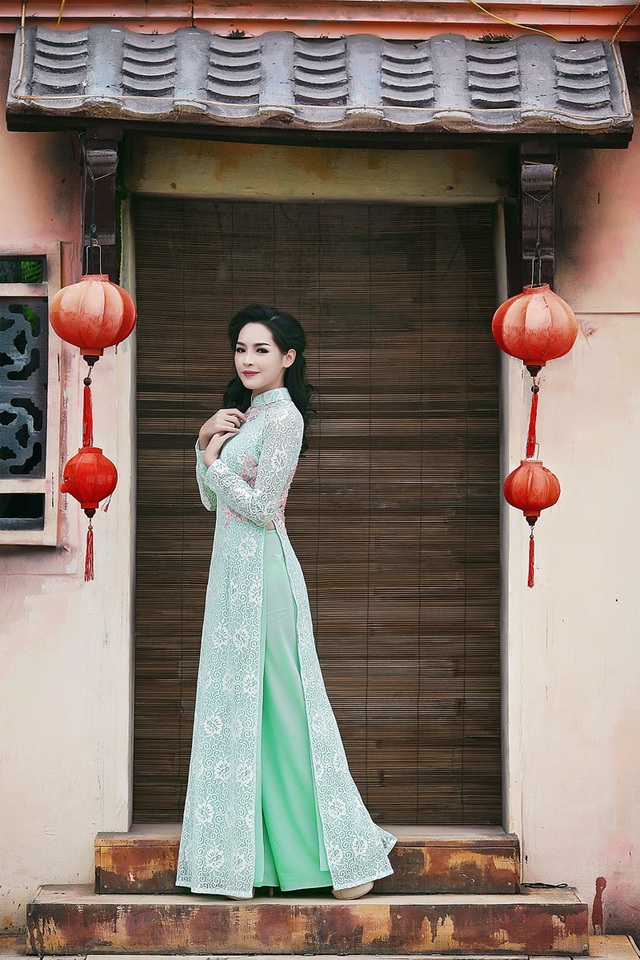“Hot girl dao kéo” khoe vẻ đẹp mỹ miều trong tà áo dài dân tộc - 1 “Hot girl dao kéo” khoe vẻ đẹp mỹ miều trong tà áo dài dân tộc - 1