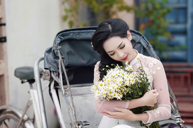 “Hot girl dao kéo” khoe vẻ đẹp mỹ miều trong tà áo dài dân tộc - 2 “Hot girl dao kéo” khoe vẻ đẹp mỹ miều trong tà áo dài dân tộc - 2