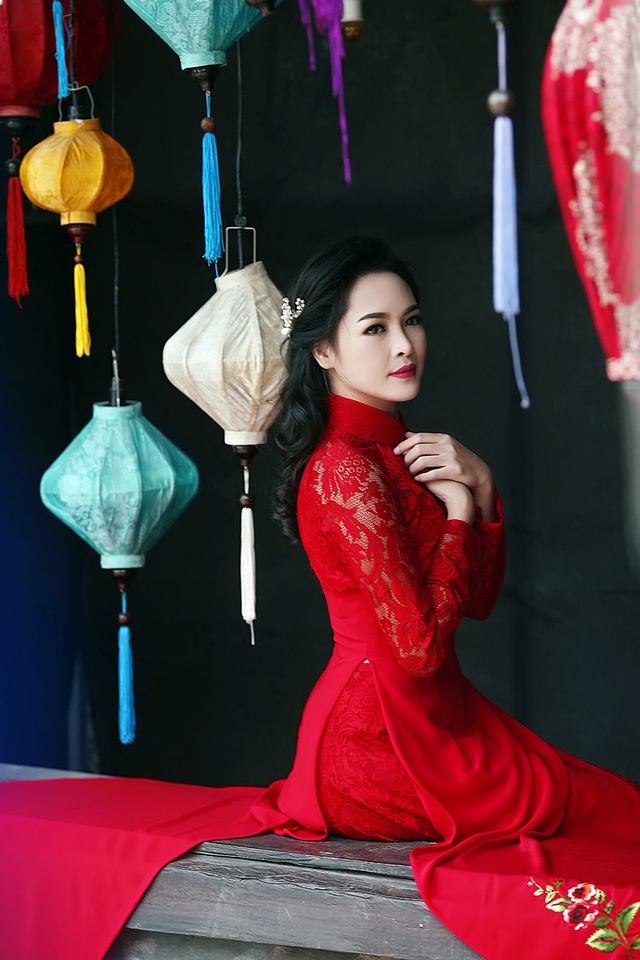 “Hot girl dao kéo” khoe vẻ đẹp mỹ miều trong tà áo dài dân tộc - 14 “Hot girl dao kéo” khoe vẻ đẹp mỹ miều trong tà áo dài dân tộc - 14