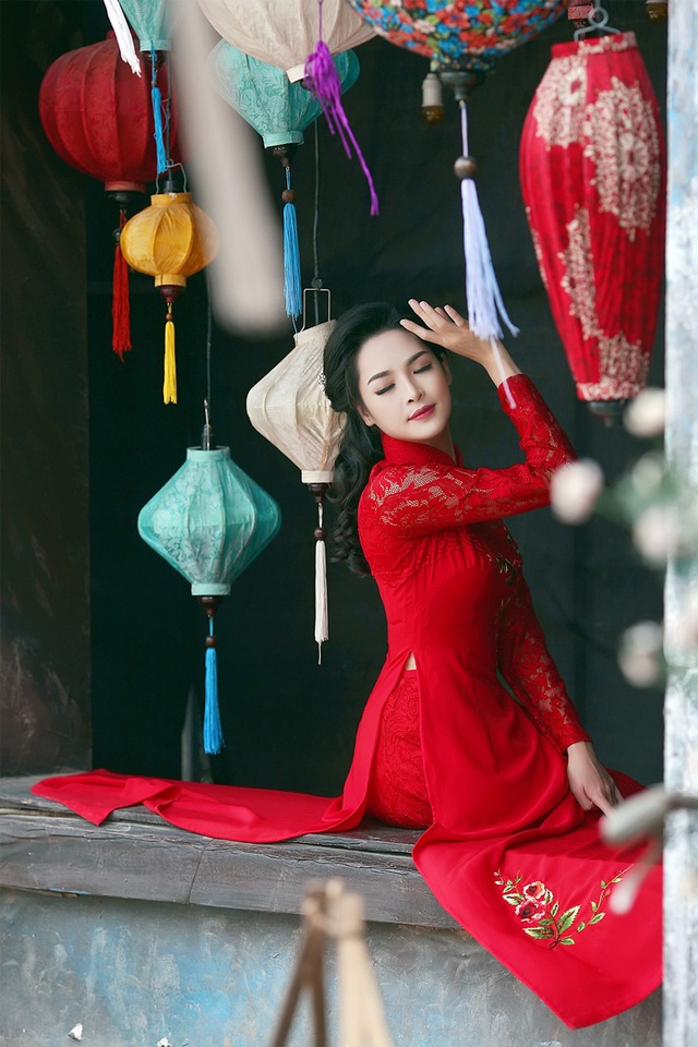 “Hot girl dao kéo” khoe vẻ đẹp mỹ miều trong tà áo dài dân tộc - 12 “Hot girl dao kéo” khoe vẻ đẹp mỹ miều trong tà áo dài dân tộc - 12