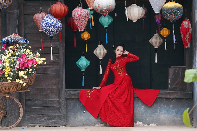 “Hot girl dao kéo” khoe vẻ đẹp mỹ miều trong tà áo dài dân tộc - 11 “Hot girl dao kéo” khoe vẻ đẹp mỹ miều trong tà áo dài dân tộc - 11