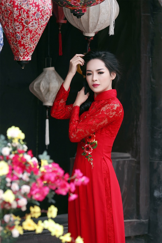 “Hot girl dao kéo” khoe vẻ đẹp mỹ miều trong tà áo dài dân tộc - 9 “Hot girl dao kéo” khoe vẻ đẹp mỹ miều trong tà áo dài dân tộc - 9
