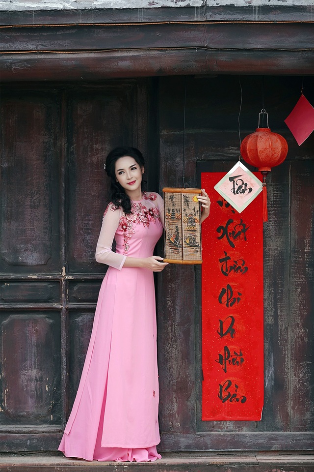 “Hot girl dao kéo” khoe vẻ đẹp mỹ miều trong tà áo dài dân tộc - 7 “Hot girl dao kéo” khoe vẻ đẹp mỹ miều trong tà áo dài dân tộc - 7