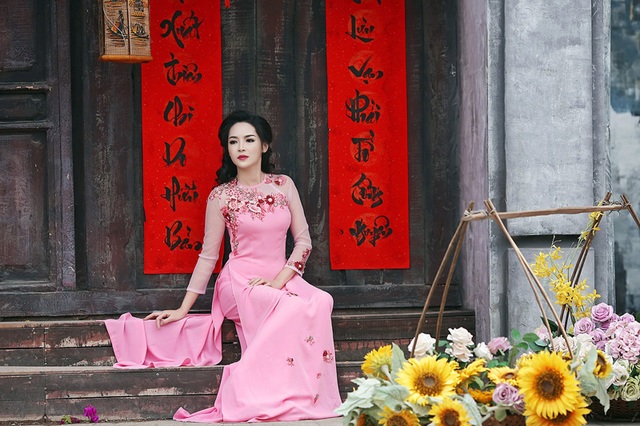 “Hot girl dao kéo” khoe vẻ đẹp mỹ miều trong tà áo dài dân tộc - 6 “Hot girl dao kéo” khoe vẻ đẹp mỹ miều trong tà áo dài dân tộc - 6