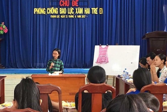 “Nữ hiệp sĩ” lớp 4 viết sách về chống xâm hại trẻ nhỏ - 2
Thảo Nhi làm báo cáo viên về chủ đề này với các cán bộ, quản lý ở quận 12, TPHCM trong diễn đàn Bảo vệ trẻ em.
