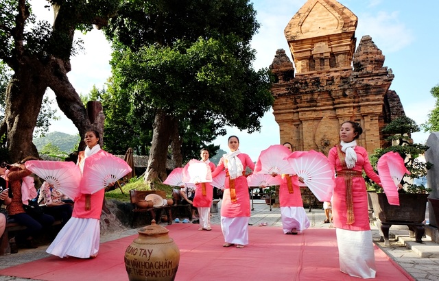 5 điểm nhất định phải “check in” khi đến Nha Trang - 2 Trình diễn múa Chăm ở Tháp Bà Ponagar