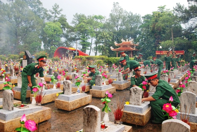 Hàng vạn ngọn nến lung linh trong đêm tri ân liệt sĩ - 2 Tuổi trẻ Quảng Trị vệ sinh phần mộ các liệt sĩ
