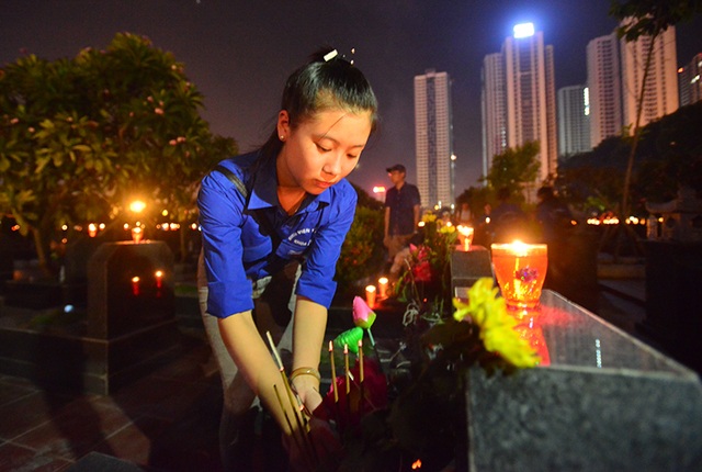 2.000 thanh niên Hà Nội thắp nến tri ân các anh hùng liệt sĩ - 4 Bạn Đinh Thu Uyên (sinh viên năm 2 Đại học Thương Mại) thành kính dâng hương, thắp nến tri ân tại nghĩa trang Mai Dịch.