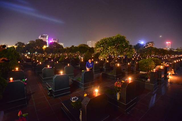 2.000 thanh niên Hà Nội thắp nến tri ân các anh hùng liệt sĩ - 5 Những ngọn nến sáng mãi trong đêm tưởng niệm các anh hùng liệt sĩ tại nghĩa trang Mai Dịch.