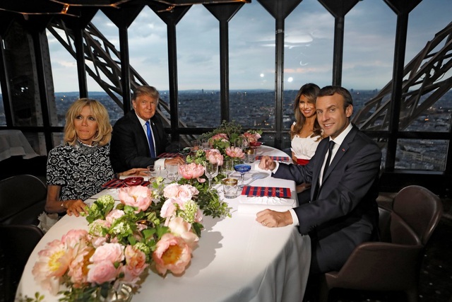 Ông Trump được chiêu đãi tiệc tối trên tháp Eiffel - 2
Trong bữa tiệc, ông Trump được nhìn thấy ngồi cạnh Đệ nhất phu nhân Pháp Brigitte, trong khi Tổng thống Macron ngồi cạnh Đệ nhất phu nhân Mỹ Melania. (Ảnh: Reuters)