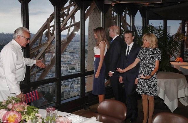 Ông Trump được chiêu đãi tiệc tối trên tháp Eiffel - 6
Nhà hàng có vị trí khá đẹp khi nằm ở tầng 2 của tháp Eiffel. (Ảnh: AP)