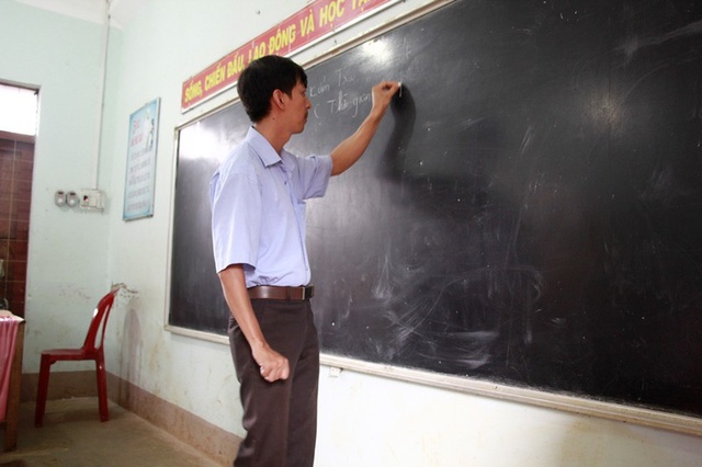 Nghị lực của thầy giáo Tin học bị liệt nửa người - 2
Do bị liệt nửa người bên phải bẩm sinh nên thầy Đức chỉ sử dụng được một tay