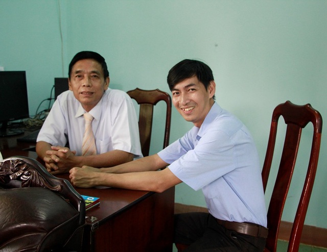 Nghị lực của thầy giáo Tin học bị liệt nửa người - 4
Thầy Hoàng Gia Thiện (bên trái) - Hiệu trưởng trường THCS Lương Thế Vinh đáng giá cao sự cống hiến của thầy Đức.